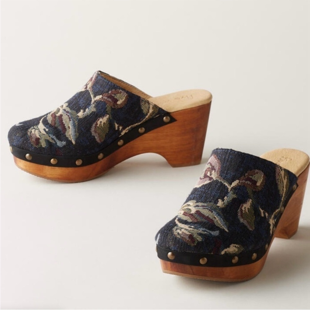 NWB Five Worlds Cyrilla black tapestry clogs